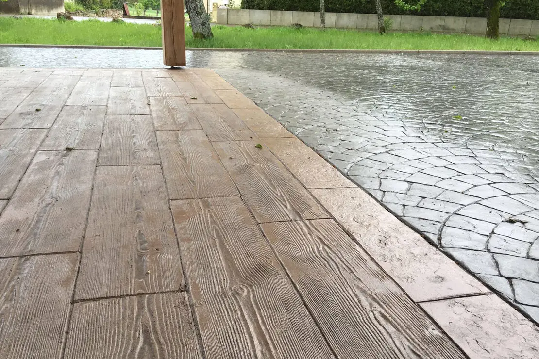 Hormigón impreso con aspecto de madera en el fondo de un hogar. Hormigón impreso con aspecto de madera en el fondo de un hogar.